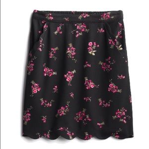 Scallop hem skirt. Black/floral. NWT Size XS